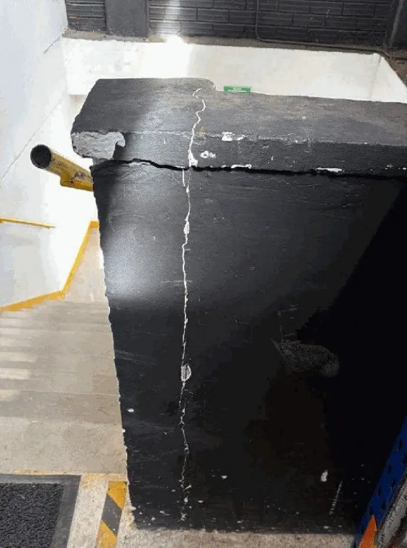 Fisura en una columna de bodega después del sismo